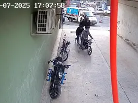 4 kişi bir motosikleti iterek çaldı
