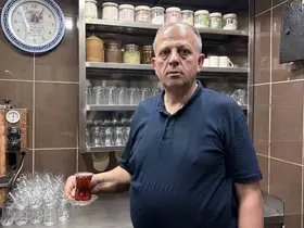 4 metrekare dükkanda 43 yıldır çay demliyor
