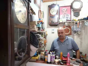 4 metrekarelik dükkanda zamana ayar veriyor
