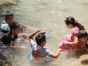40 metreden dökülen buz gibi sular sıcaktan bunalanları ağırlıyor
