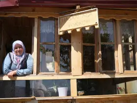44 yıldır kiracısı olduğu eve gözü gibi bakıyor: "Kendi imkânlarımızla evimizi saray yaptık"
