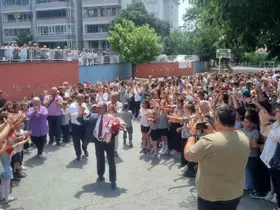 44 Yıllık eğitime adanmış bir hayat: Okul müdürü gözyaşları arasında emekliye ayrıldı
