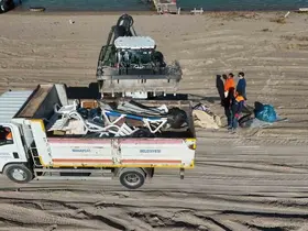 5 saatte sahilden 52 torba çöp topladılar
