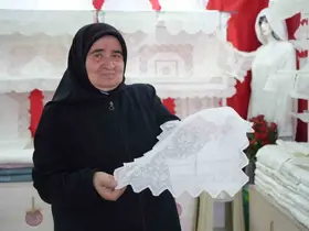 50 yıldır işlediği sanat ile gelinlik kızların çeyizini süslüyor
