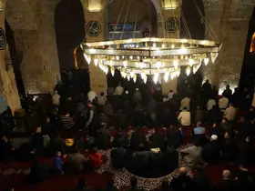 6 asırlık tarihi camide Berat Kandili’nde eller semaya açıldı
