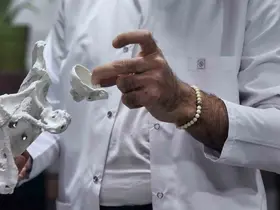 60 yaşındaki kadın 3D yazıcıyla üretilen kalça proteziyle sağlığına kavuştu
