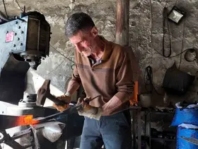 60 yaşındaki usta, 45 yıldır demir dövüyor
