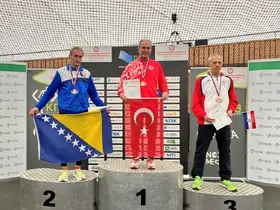 65 yaşındaki Denizlili atlet üç altın madalya yurda döndü
