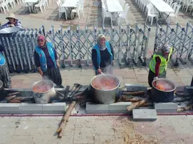 71 mahalleden kadınlar 71 kazanda yemek yaptı, binlerce kişiye ikram etti
