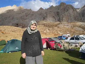 73 yaşındaki dağcı Hatun Okurkan gençlere taş çıkartıyor
