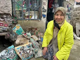 74 yaşındaki Hakime teyzenin resim tutkusu
