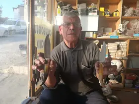 75 yaşındaki usta, baba mesleğini sürdürüyor, el işçiliği koç boynuzu bıçak üretiyor
