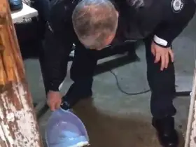 79 yaşındaki adamın evini su bastı, yardımına polis yetişti

