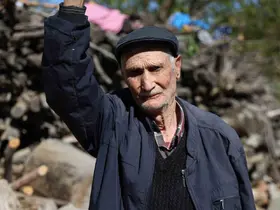 94 yaşındaki Salih amca gençlere taş çıkarıyor
