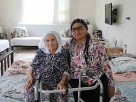 98 yaşındaki Şemsi teyzenin evinin yoluna parke taşı döşendi
