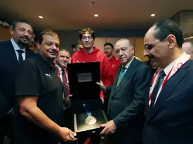A Milli Erkek Basketbol Takımı, ikincilik madalyasını Cumhurbaşkanı Erdoğan’a takdim etti
