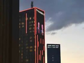 ABD Başkanı Trump’ın kalacağı otele Cumhurbaşkanı Erdoğan ile birlikte yer aldığı fotoğraf yansıtıldı
