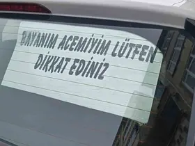 Acemi sürücünün arka cam yazısı dikkat çekti
