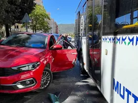 Açtığı kapıya belediye otobüsü çarptı
