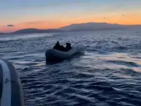 Adalar Denizi’nde sürüklenen 32 göçmen kurtarıldı, kaçmaya çalışan 14 göçmen yakalandı
