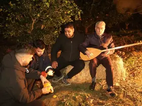 Adana eksiyi gördü, bahçelerde sazlı sözlü zirai don nöbeti tutuldu
