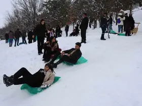 Adana usulü kayak festivali: Leğenle, bidonla, poşetle pistte yarış
