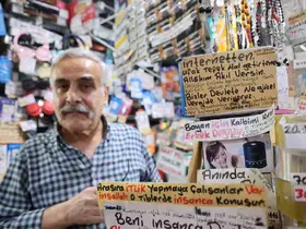 Adana’da 44 yıllık esnafın hayat dersi yazıları dikkat çekiyor
