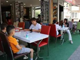 Adana’da anne ve çocuğu üzen lahmacuncuya nispet çocuklara ücretsiz lahmacun dağıttı
