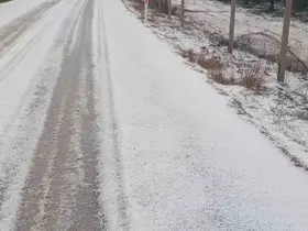 Adana’da dolu yağdı, yollar ve tarlalar beyaza büründü
