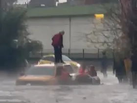 Adana’da göle dönen yolda mahsur kalan araçtaki 2 kişi kurtarıldı
