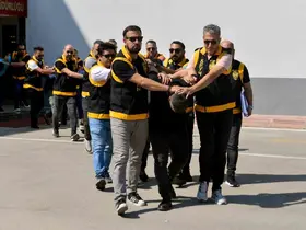 Adana’da haraç isteyen çeteye operasyon: 12 silah ile 54 bin hap ele geçirildi

