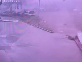 Adana’da hortum okulun çatısını uçurdu, o anlar güvenlik kamerasına yansıdı
