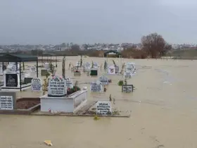 Adana’da kanal taştı, mezarlar sular altında kaldı
