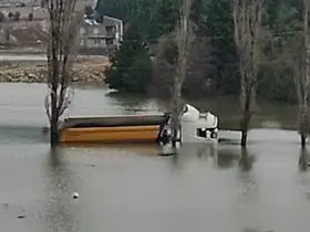 Adana’da köyü su bastı: Yollar kapandı, bir kamyon suya gömüldü
