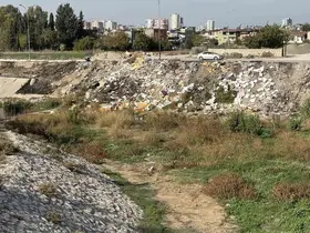 Adana’da kuruyan dere moloz döküm sahasına döndü
