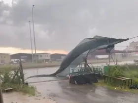 Adana’da kuvvetli rüzgar ve yağış ekili oldu, seralar zarar gördü
