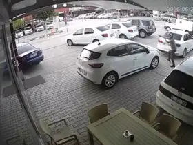 Adana’da oto galericiler sitesinde silahlı saldırı: Çok sayıda araç zarar gördü
