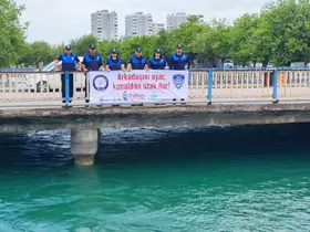 Adana’da polis kağıt oyununa ara verdirip, boğulma bilgilendirmesi yaptı
