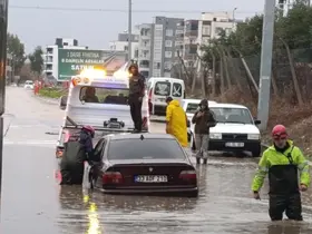 Adana’da sağanak hayatı felç etti: Araçlarında mahsur kalan vatandaşları itfaiye kurtardı
