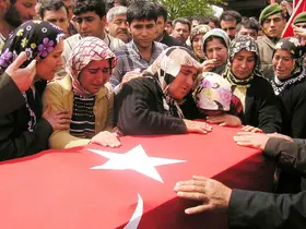 Adana’da şehit annesinin dramı: "Can verdim, evimde oturamıyorum"
