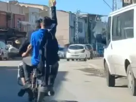 Adana’da trajikomik görüntü: Serum takılı halde motosikletle yolculuk yaptı
