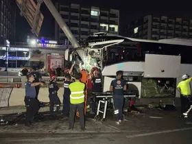 Adana’da yolcu otobüsü alt geçit duvarına çarptı: 11 yaralı
