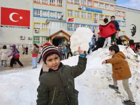 Adanalı öğrencilerin kamyon kamyon kar mutluluğu
