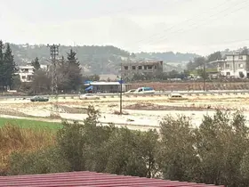 Adana’yı sağanak vurdu: Göle dönen caddelerde araçlar mahsur kaldı
