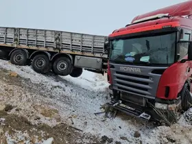 Adilcevaz’da briket yüklü tır devrildi: 1 yaralı

