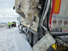 Adilcevaz’da tırlar çarpıştı
