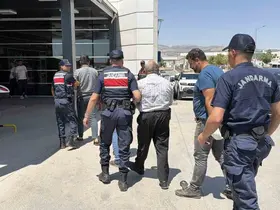 Adıyaman’da dehşet görüntüler: Kamyonetle çarptığı şahsı metrelerce fırlattı

