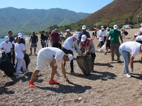 Adrasan’da yaz tatilinin ardından boş kalan plajı temizlediler
