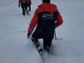 AFAD ekipleri yoğun kar altında 4 saat yürüyerek aileye ulaştı

