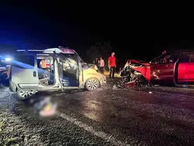 Afyonkarahisar’da araçlar kafa kafaya çarpıştı: 2 ölü, 4 yaralı
